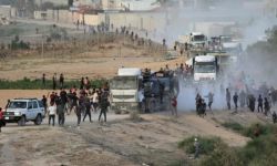 استشهاد 20 فلسطينيا إثر انقلاب شاحنة مساعدات في غزة